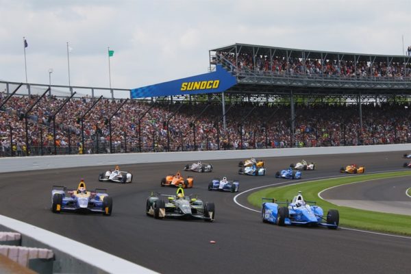 La partenza della 500 Indy