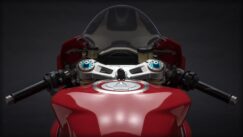 panigale_final-edition_2018_studio_fe_z08_gallery_1920x1080-mediagallery_output_image_1920x1080