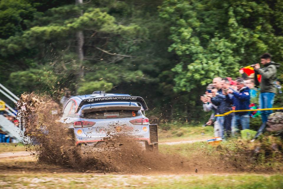 Thierry Neuville si aggidica un Rally di Sardegna al cardiopalma davanti a Sebastien Ogier