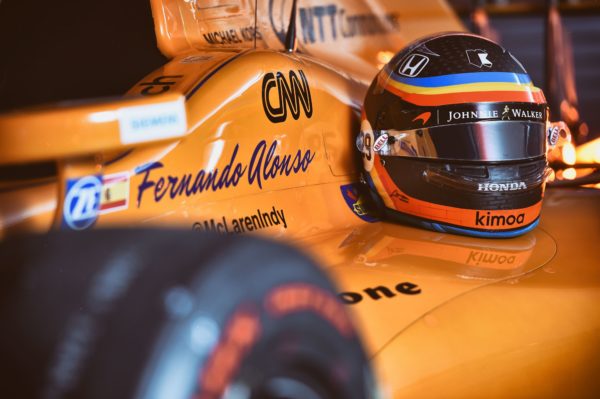 Casco e auto di Alonso a Indy