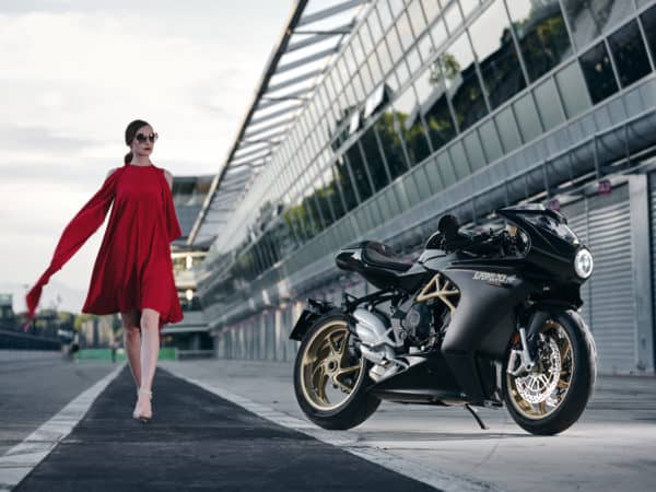 superveloce-800-black-ambient-10