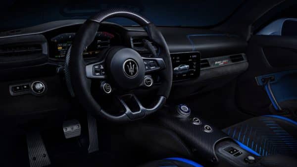 medium-16827-maseratimc20-interior