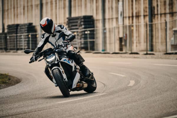 p90407541_highres_the-new-bmw-s-1000-r