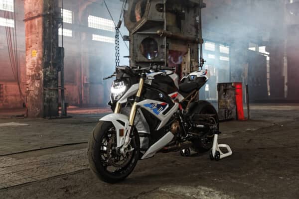 p90407576_highres_the-new-bmw-s-1000-r