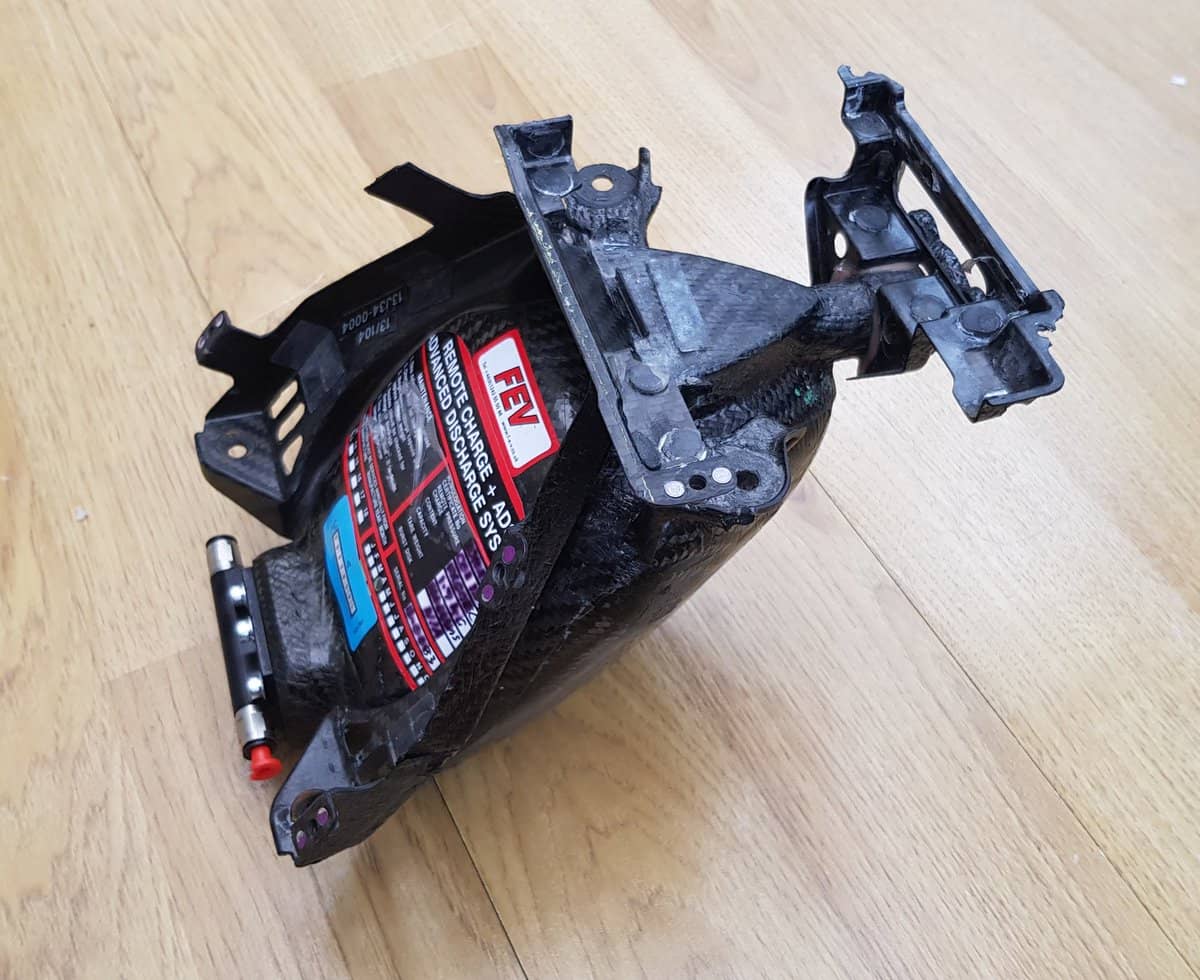 Estintore omologato montato sulle monoposto.