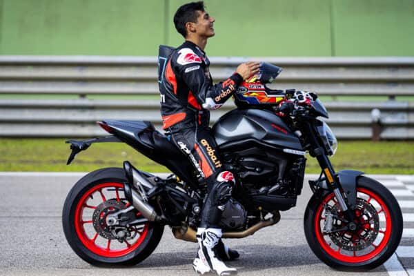 my21_ducati_monster_plus_ambience-_27__uc214601_mid