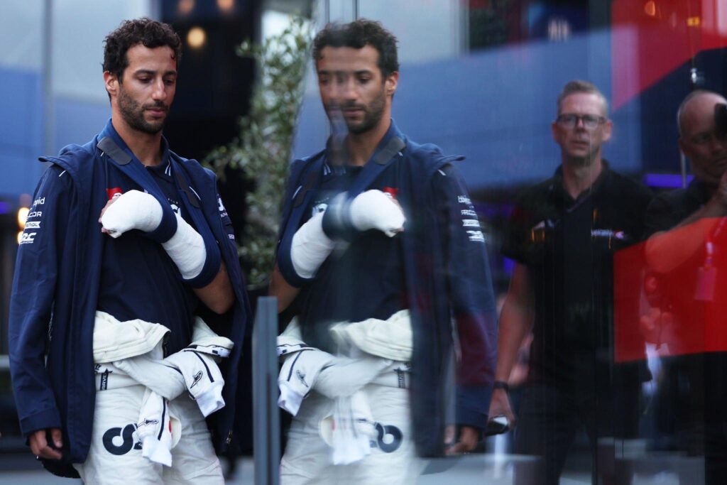 Daniel ricciardo con il tutore dopo l’incidente in prove libere del gran premio di Olanda 2023
