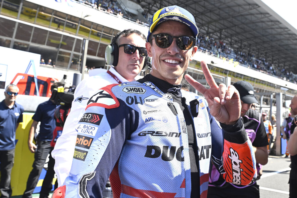 Marc Marquez conquista il secondo posto a Le Mans rimontando dalla tredicesima casella e sorpassando Bagnaia all' ultimo giro