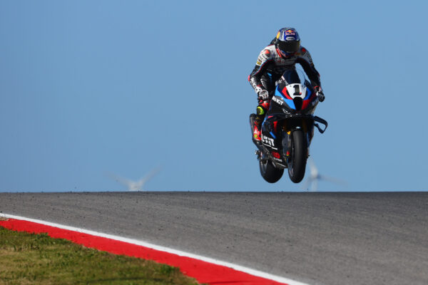 Gara 1 del mondiale Superbike a Portimao la vince Toprak Razgatlioglu dopo una splendida lotta per la vittoria con Niccolò Bulega