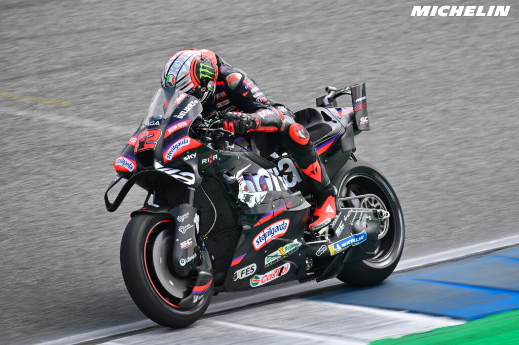 Bezzecchi domina il Gran Premio di Thailandia vincendo dopo la delusione della Sprint, davanti a Pedro Acosta e Raul Fernandez